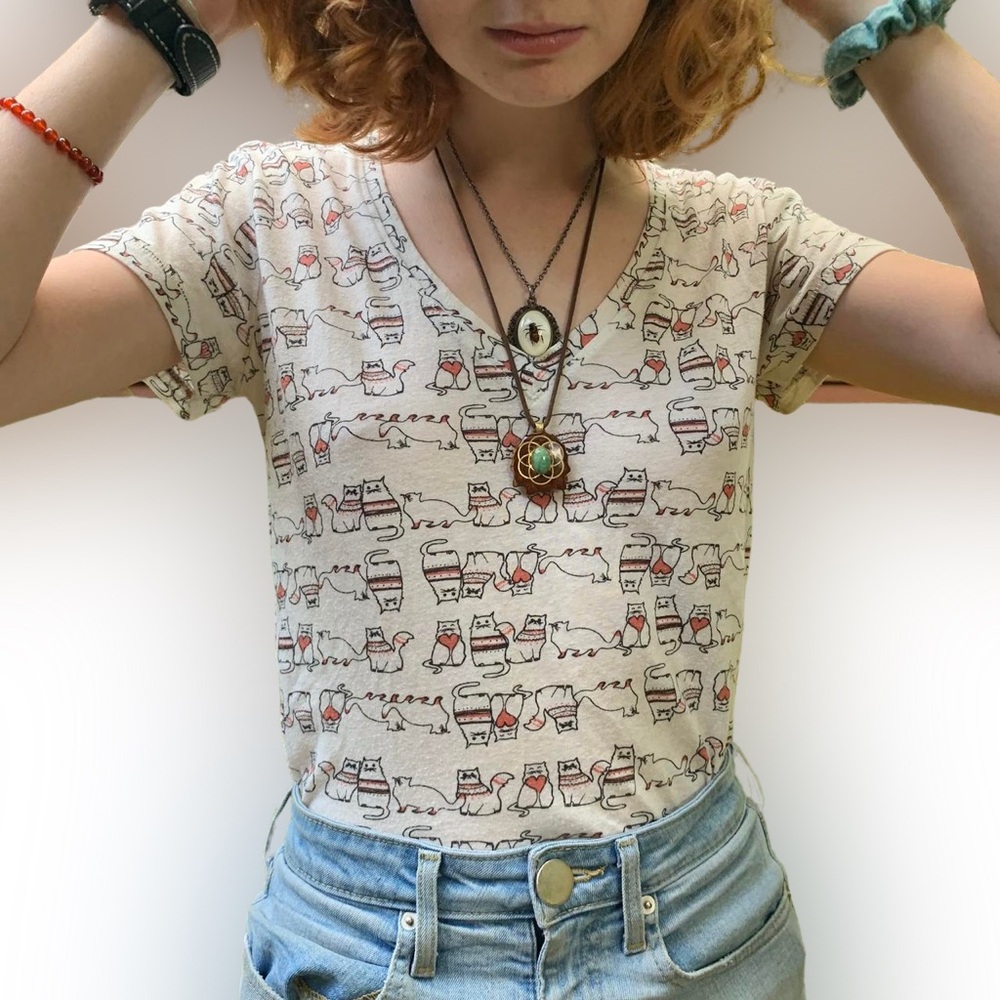 BDG Urban Outfitters Cat Pattern Graphic V-Neck Tee Shirt Size Medium